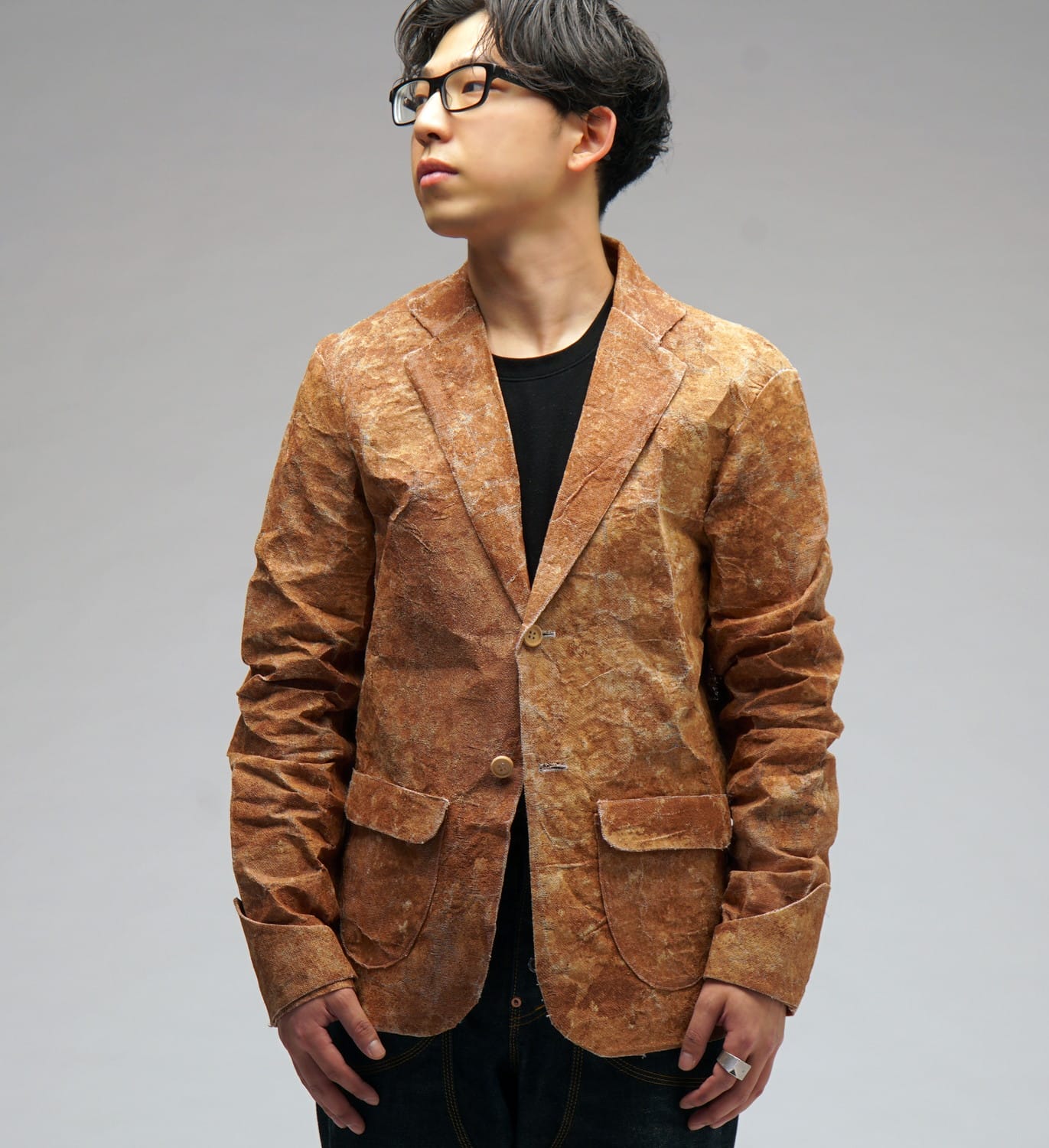 木の素材感を生かした家具と服飾の新しいブランドの提案