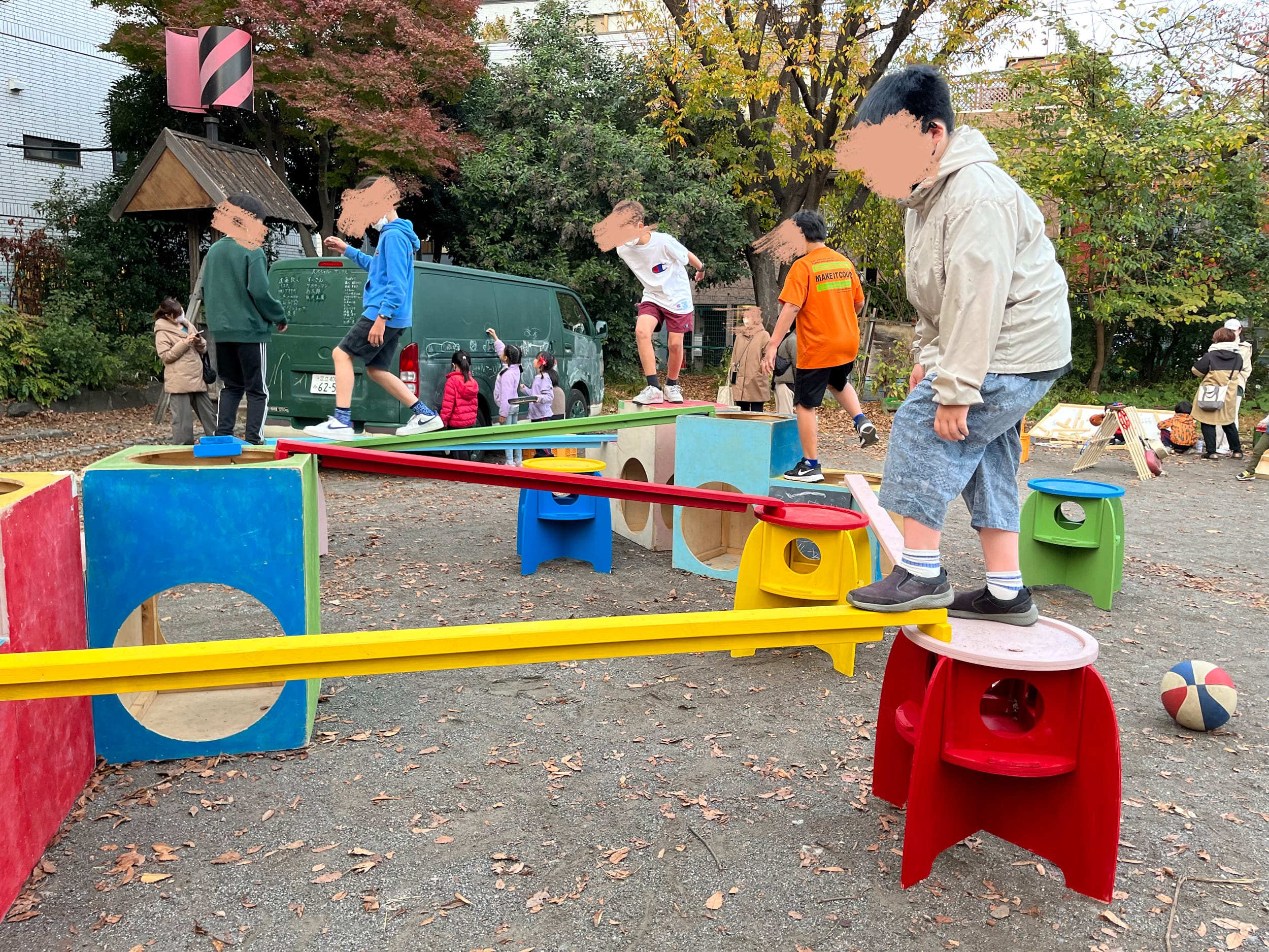 多年代が遊ぶ公園で展開することに適した移動式遊具の提案