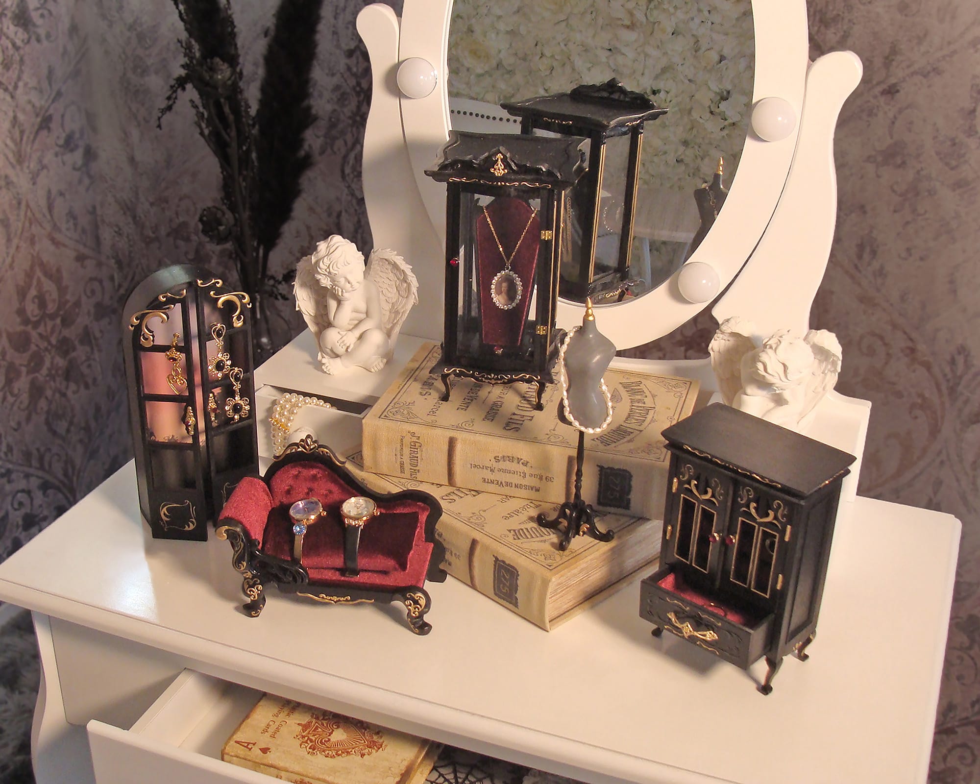 集めたくなるアクセサリーケースの提案-ミニチュア家具風収納アイテム-