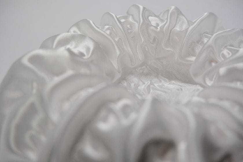 伸縮性の異なる生地の組み合わせによって生じる立体表現の提案