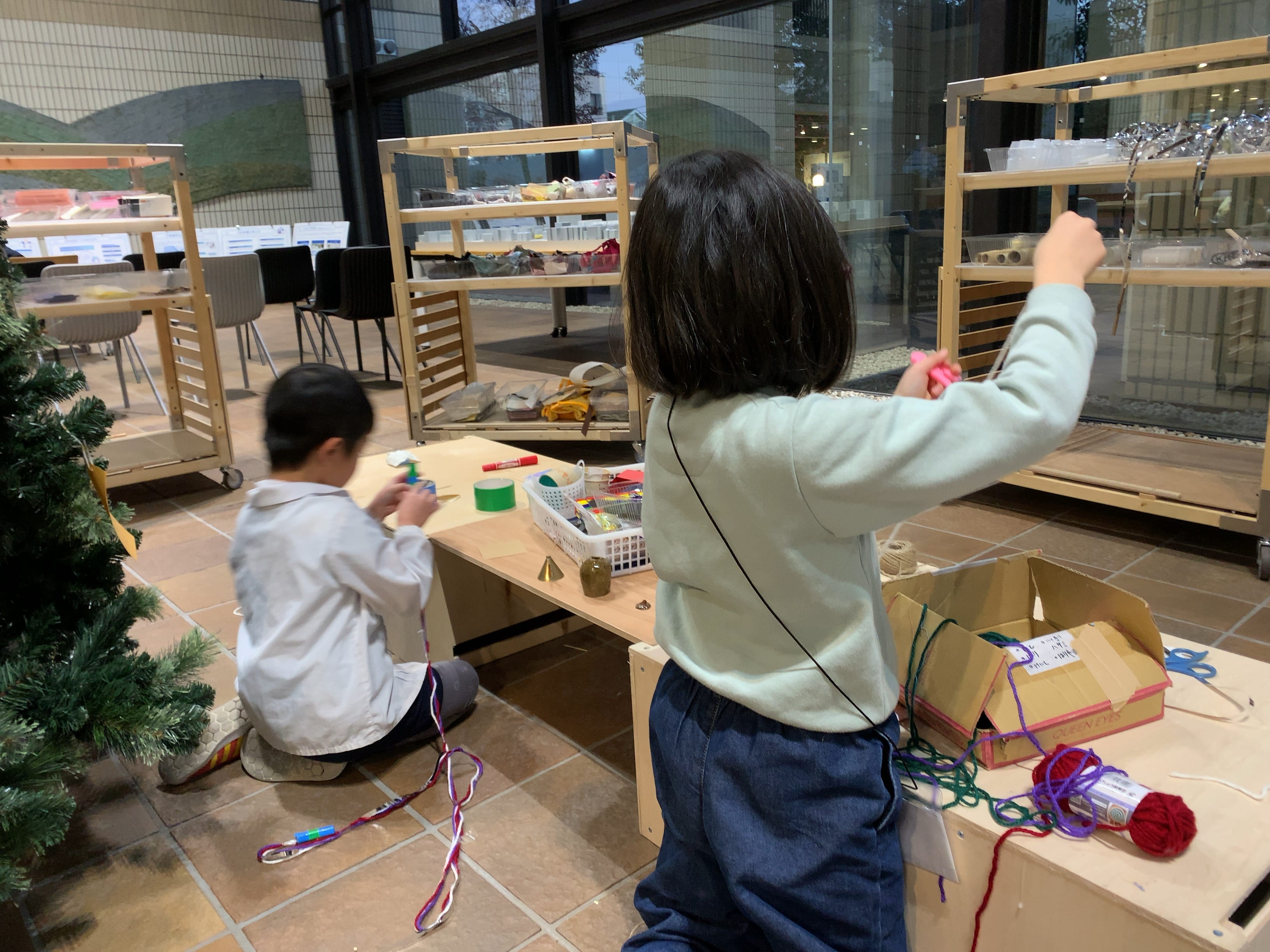 廃材を遊びの素材に変える什器および遊び空間における展開の提案