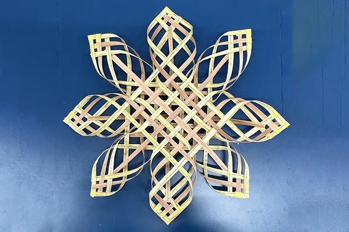 ウルシの木のシート材を用いたオーナメントの制作