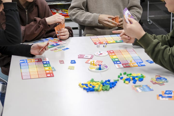 空き家問題の現状と対策を学ぶ対戦型テーブルゲーム『ヴェイカントハウス』