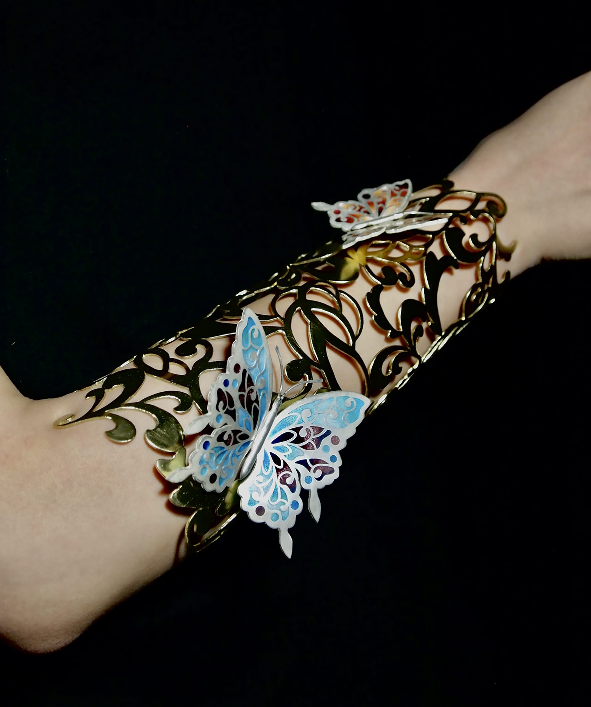 Psyche－蝶をモチーフとした象嵌七宝によるアームジュエリーの制作－