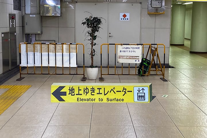 トリックアート手法を用いた進路誘導床面シート