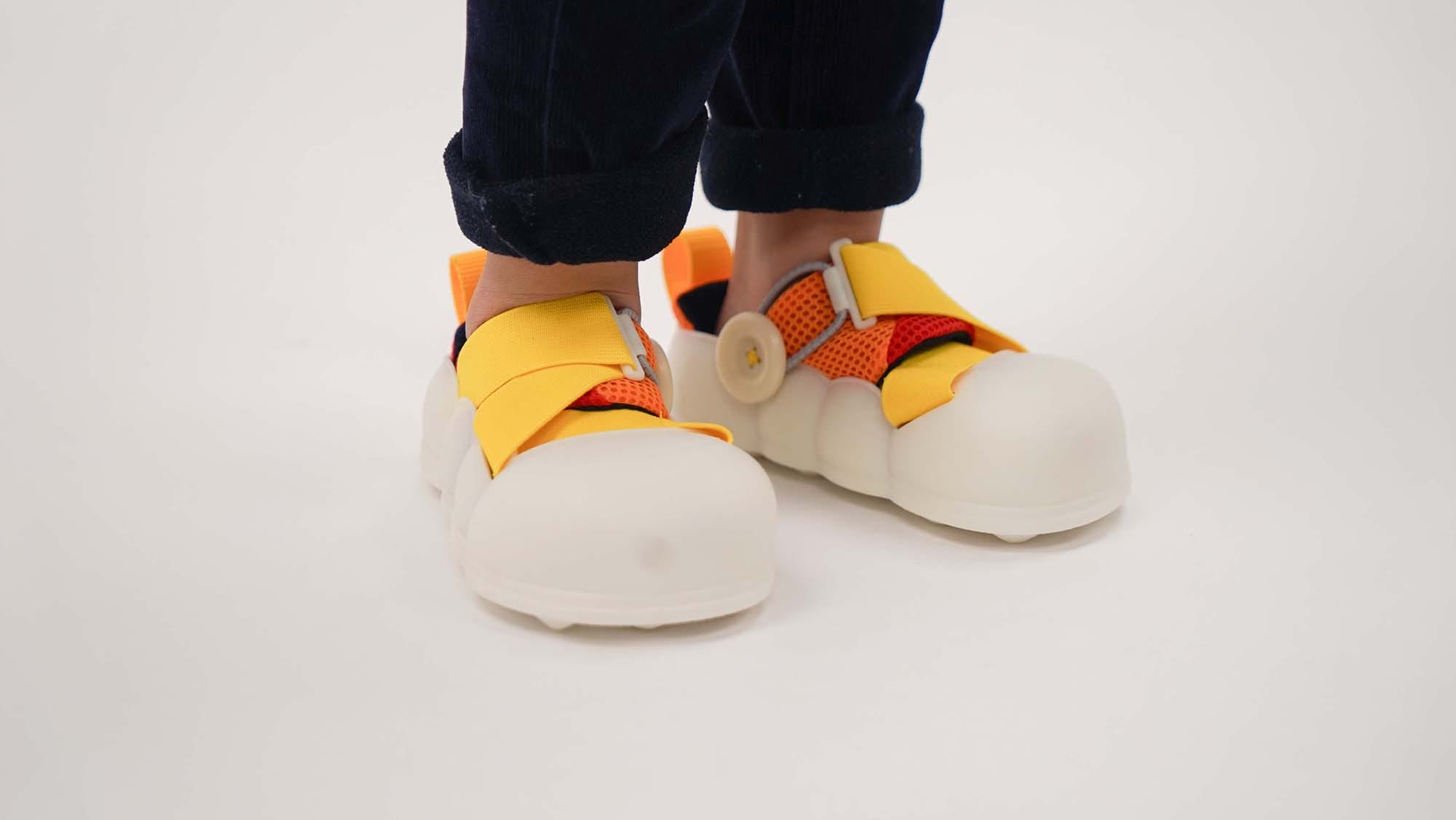 子どもの成長を助ける外履きのデザイン「sotomoco」