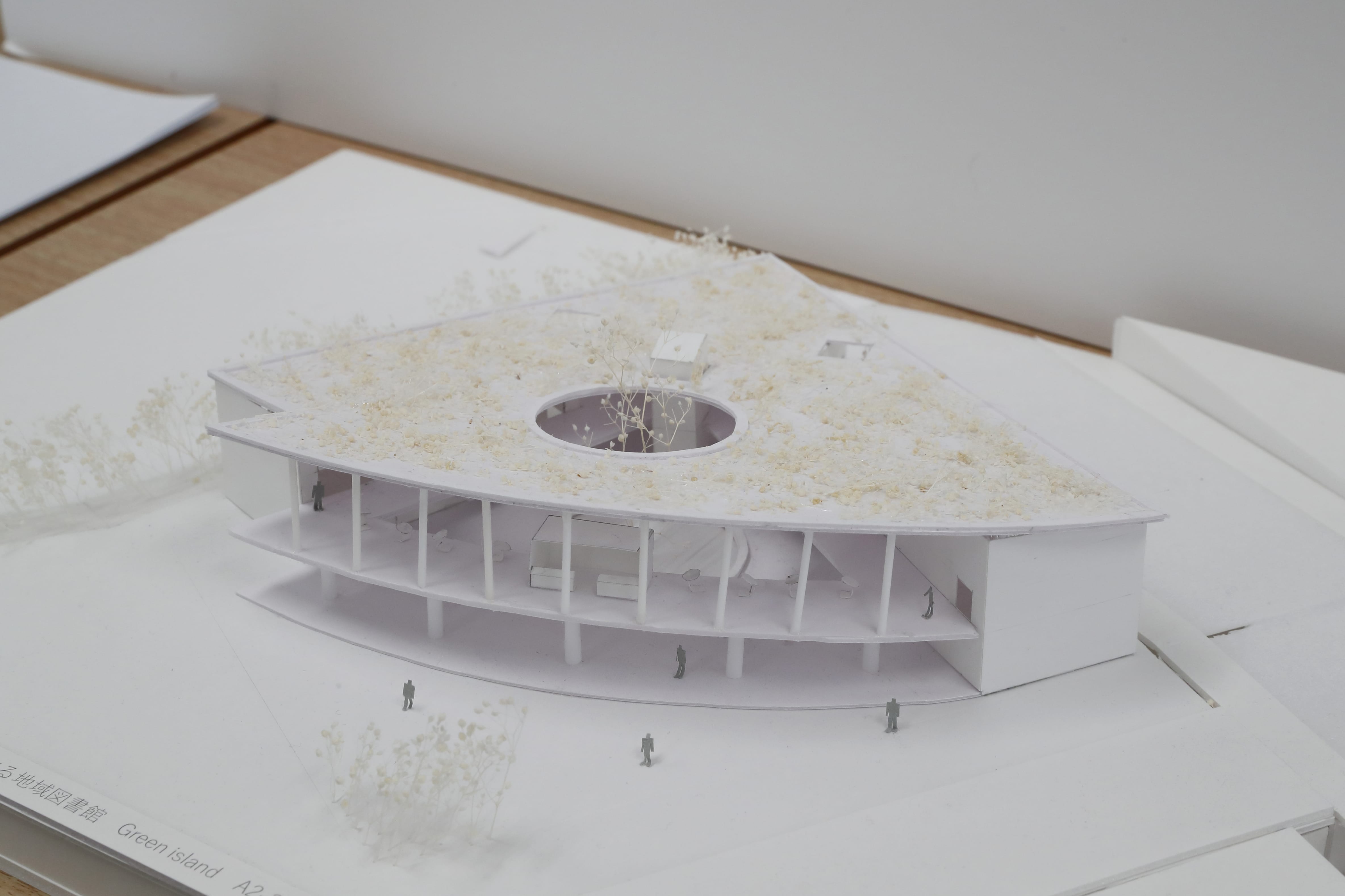 川と公園に面する地域図書館 Green island