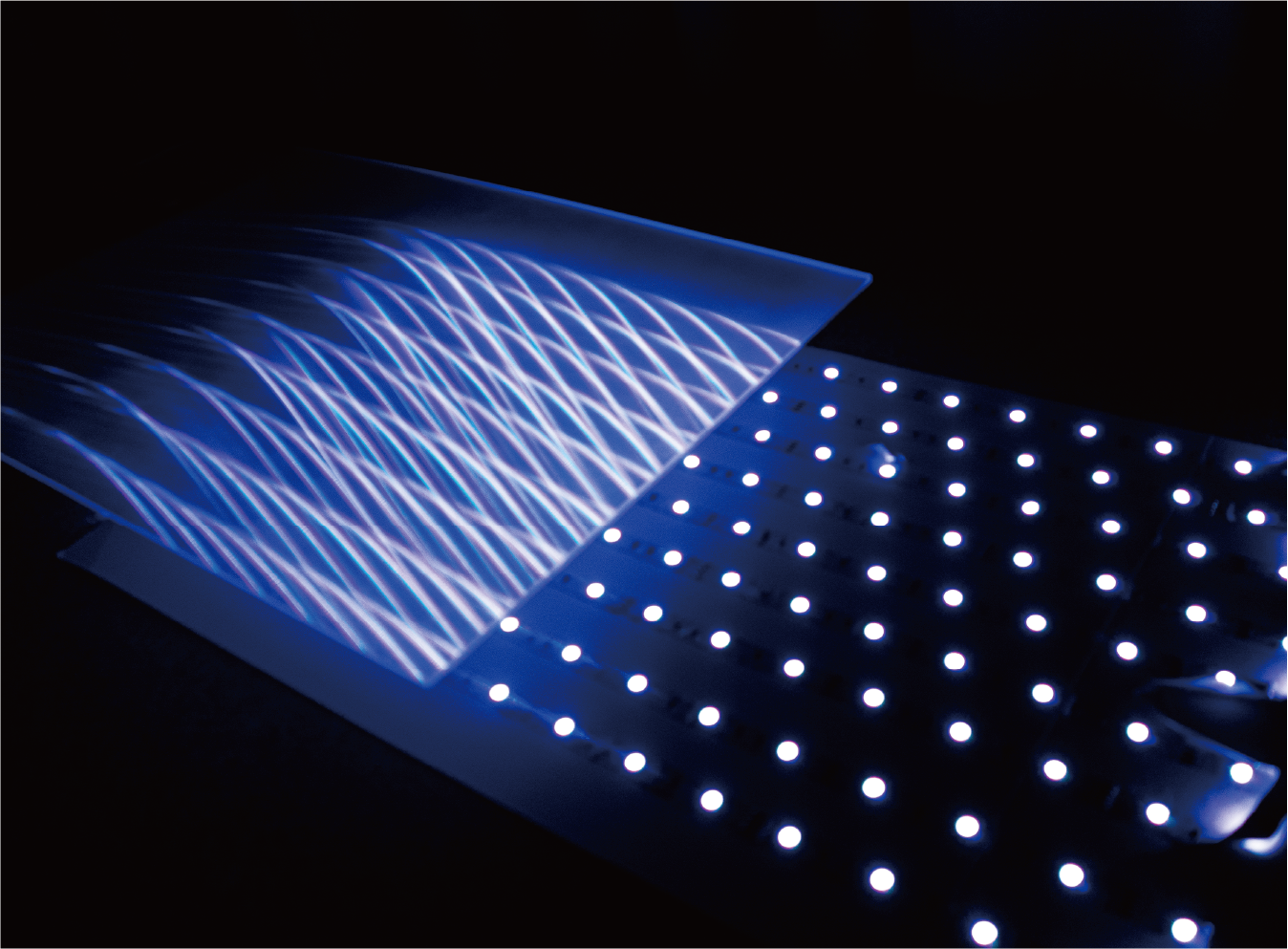 電気自動車のための導光板を用いたフロントグリル表現の提案