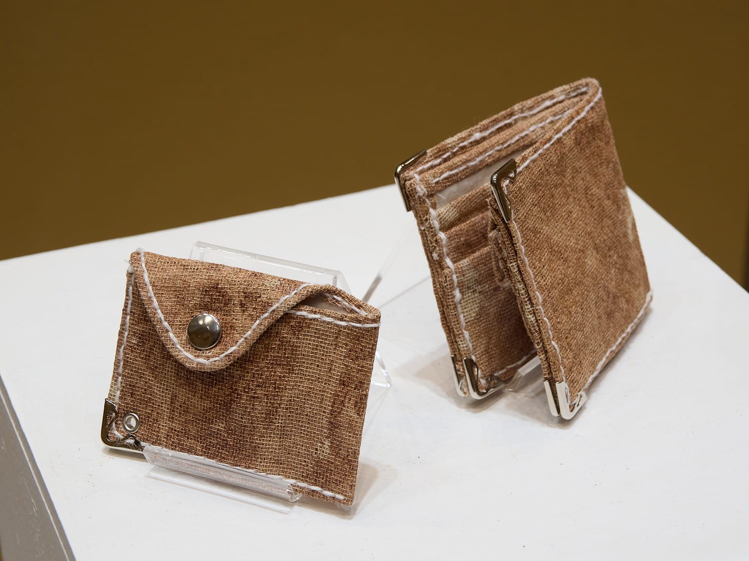 木の素材感を生かした家具と服飾の新しいブランドの提案