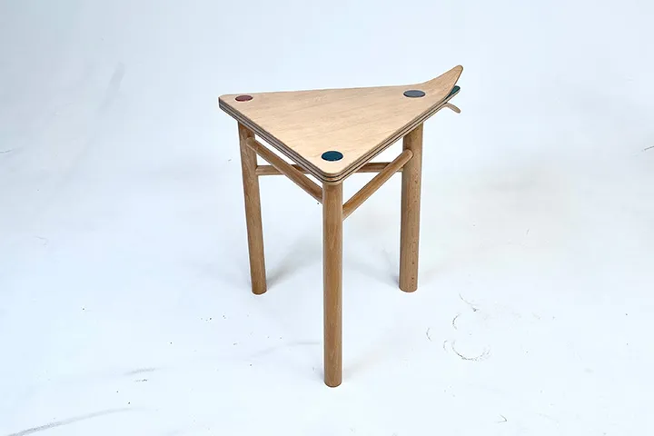 ブナ材の性質を活かした成形方法によるイスのデザイン