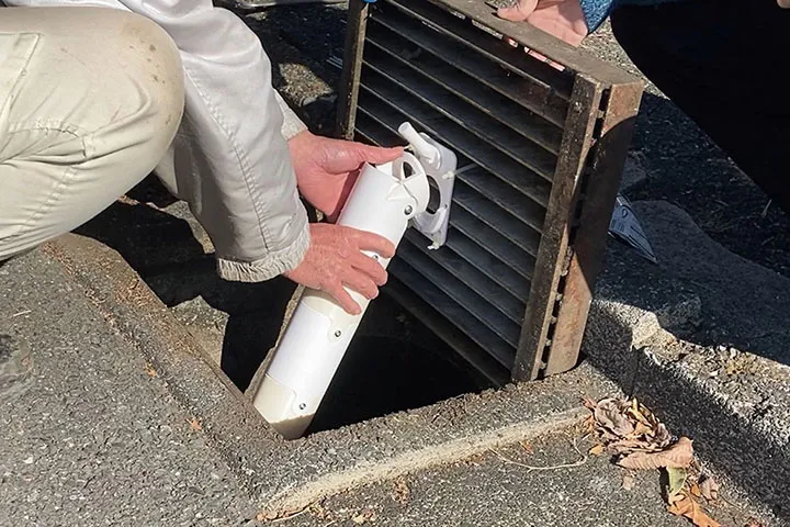 アンダーパス水位測定器の外装と取り付け機構の設計提案