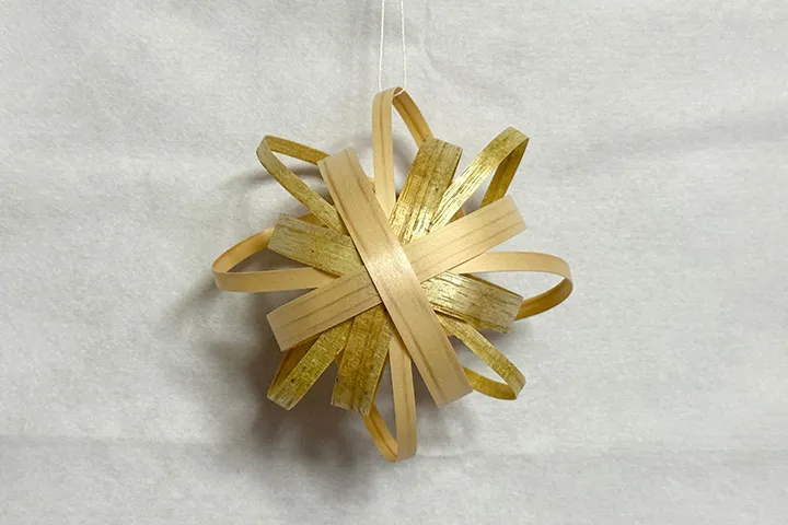 ウルシの木のシート材を用いたオーナメントの制作