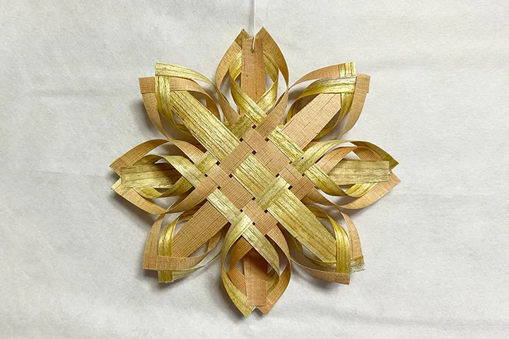 ウルシの木のシート材を用いたオーナメントの制作