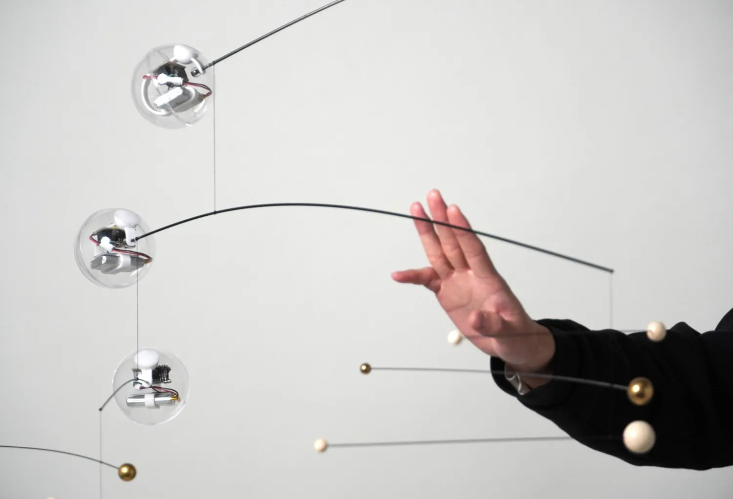 1/fの揺らぎでリラックスを促すインテリアの企画提案　─視覚と聴覚に働きかけるモビール yuragi tone─