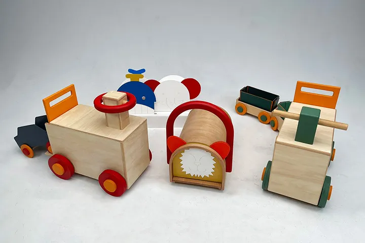 組み替え・組み立て要素を付加した乗用玩具のデザイン