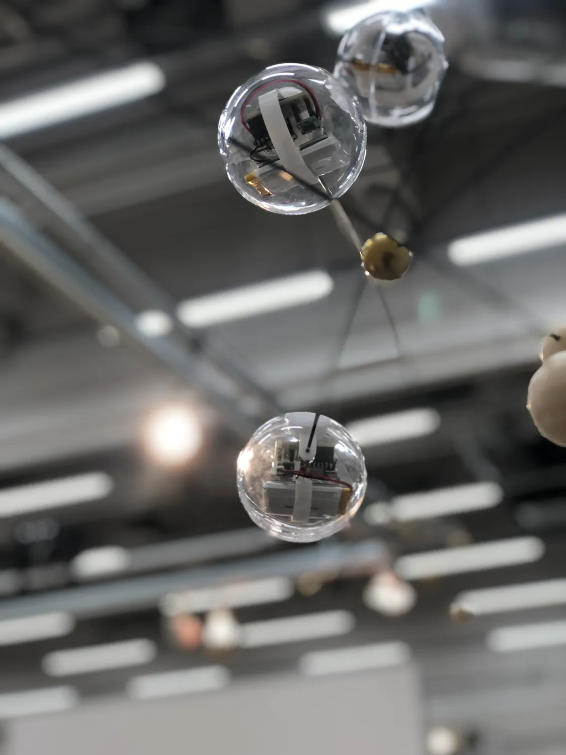 1/fの揺らぎでリラックスを促すインテリアの企画提案　─視覚と聴覚に働きかけるモビール yuragi tone─