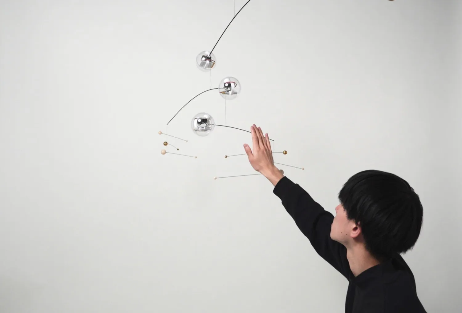 1/fの揺らぎでリラックスを促すインテリアの企画提案　─視覚と聴覚に働きかけるモビール yuragi tone─