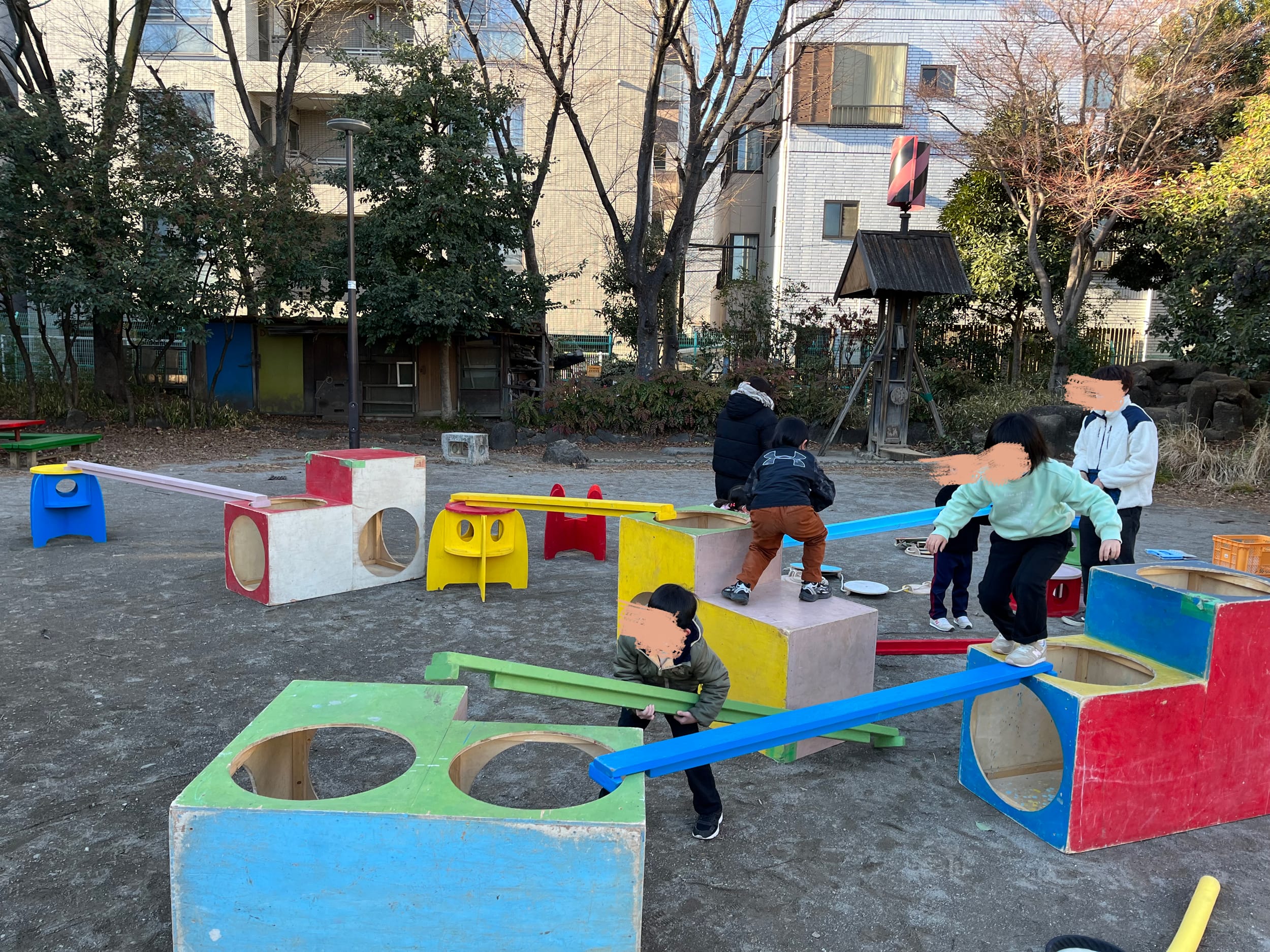 多年代が遊ぶ公園で展開することに適した移動式遊具の提案