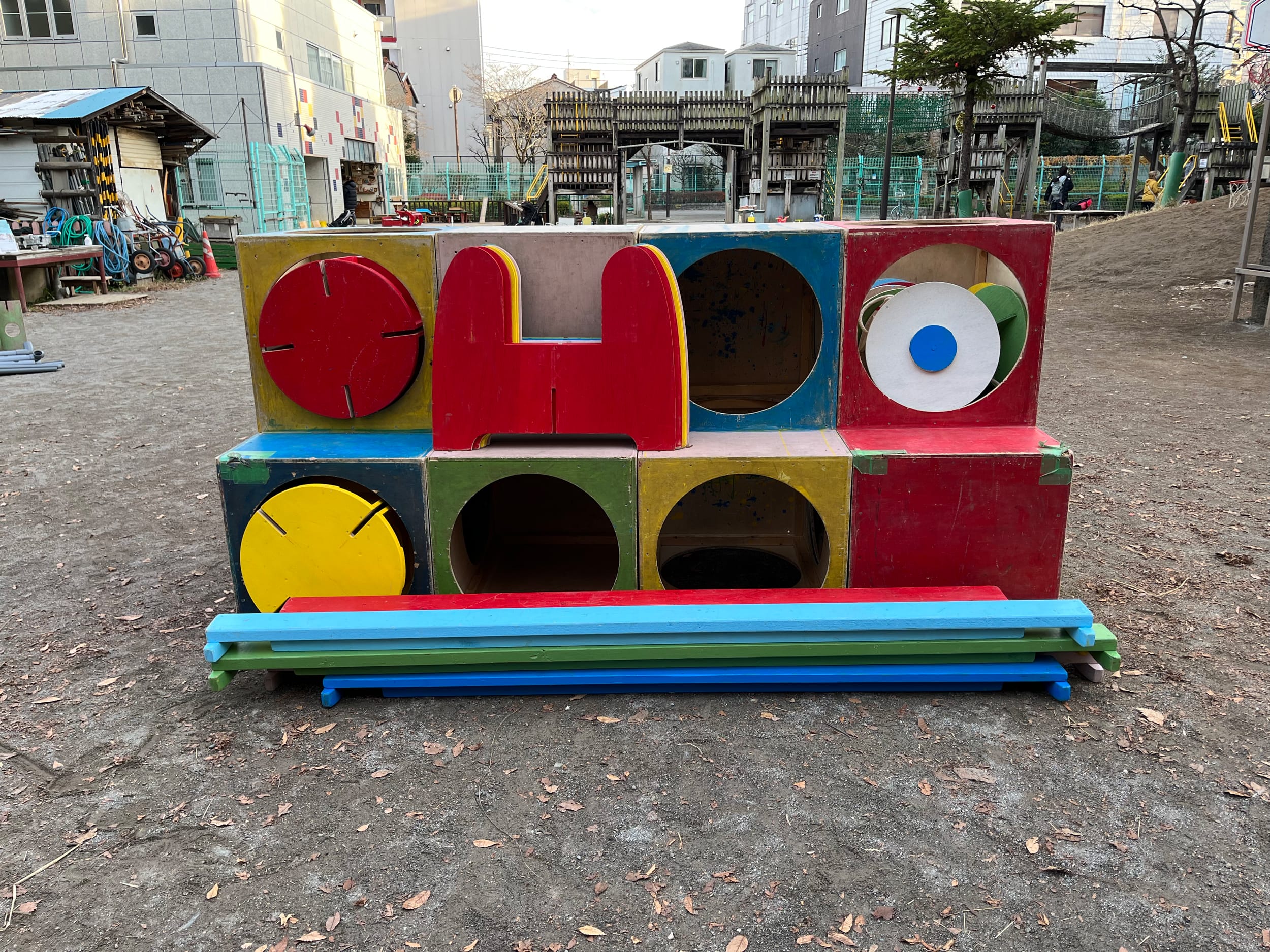 多年代が遊ぶ公園で展開することに適した移動式遊具の提案