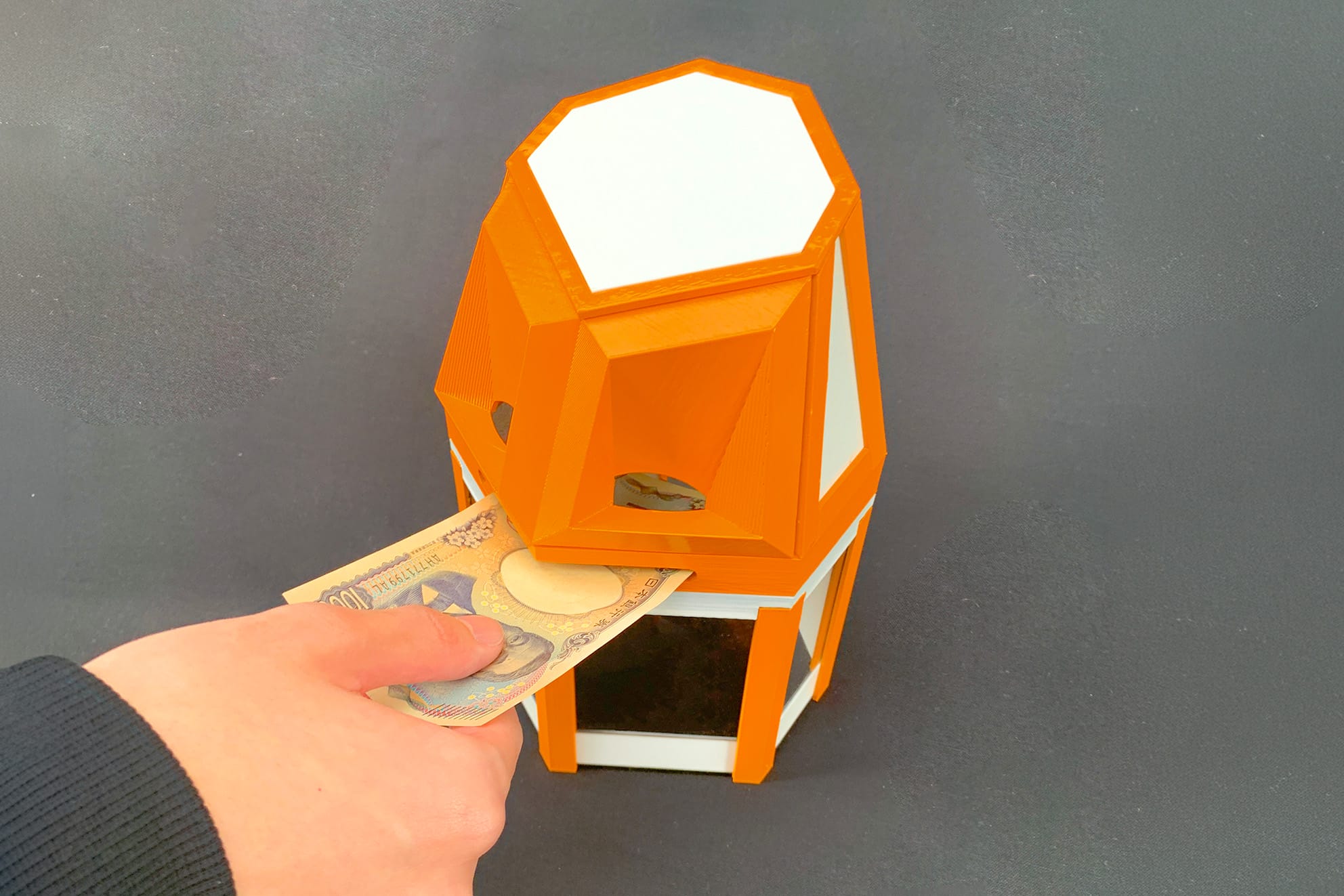 寄付行動を促す募金箱の造形デザイン