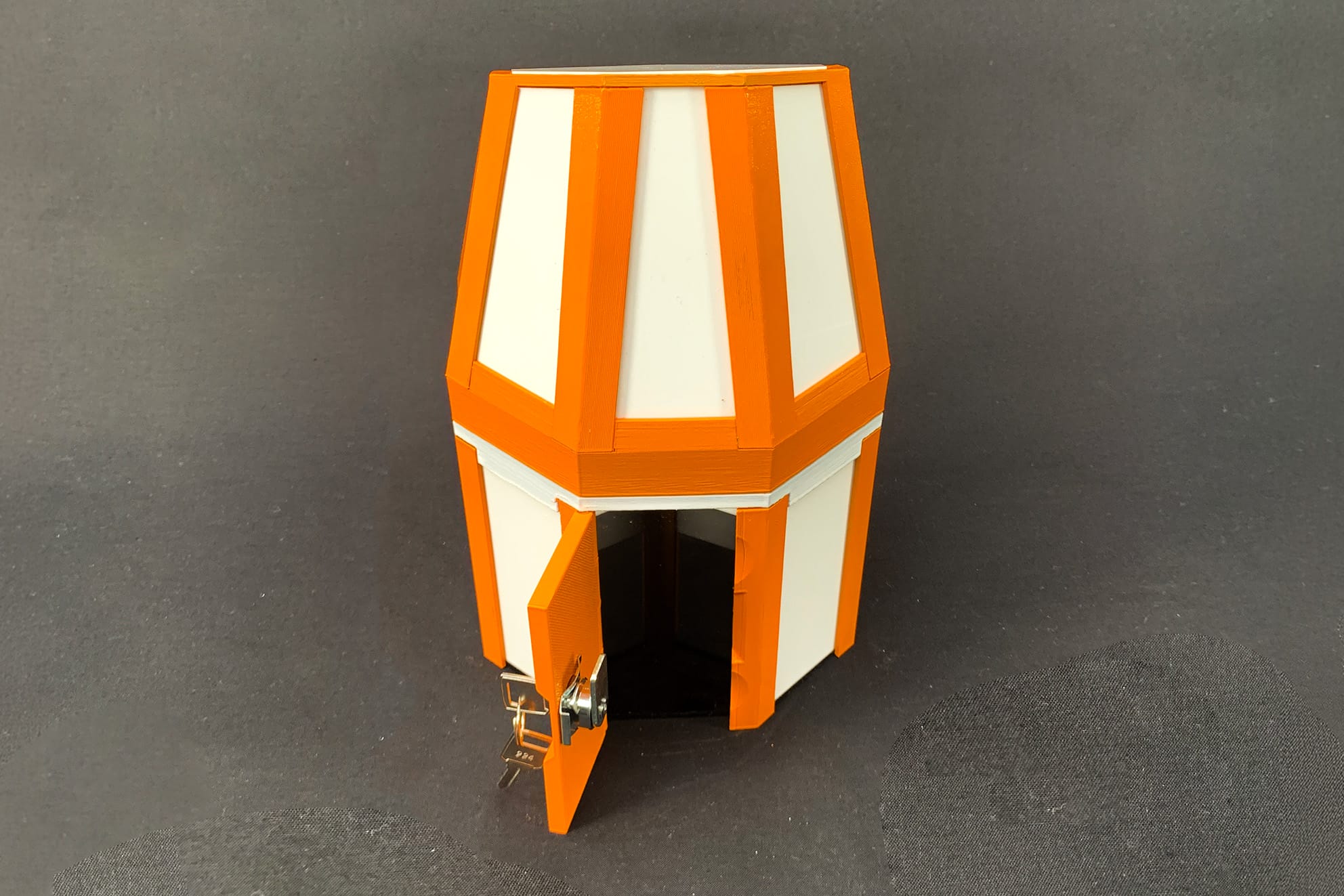 寄付行動を促す募金箱の造形デザイン