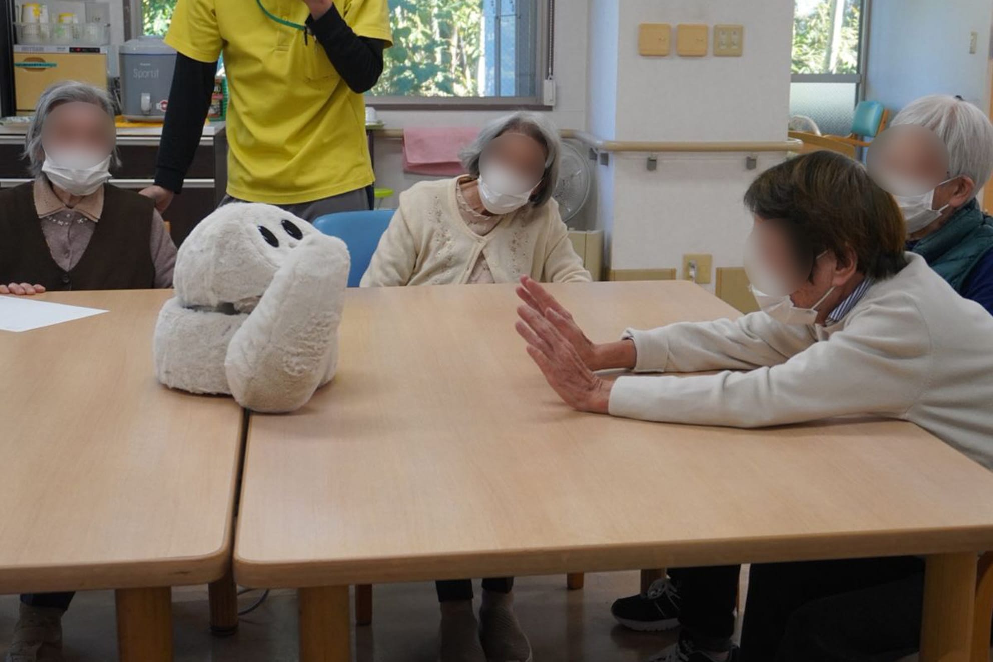 デイケア施設における老人利用者のための社会的インタラクションを促進するロボットのデザイン