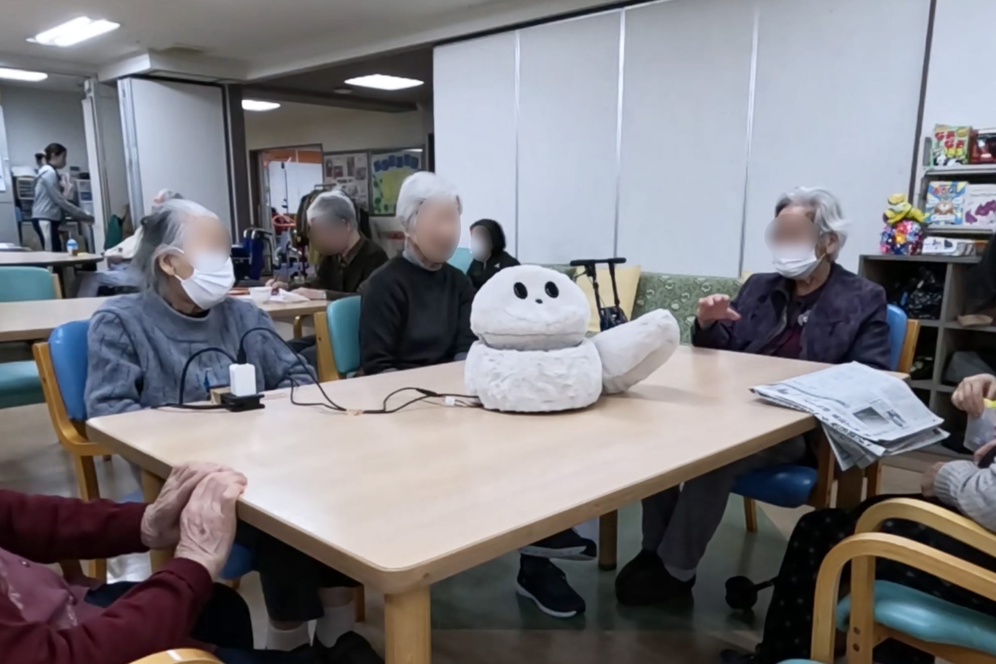 デイケア施設における老人利用者のための社会的インタラクションを促進するロボットのデザイン