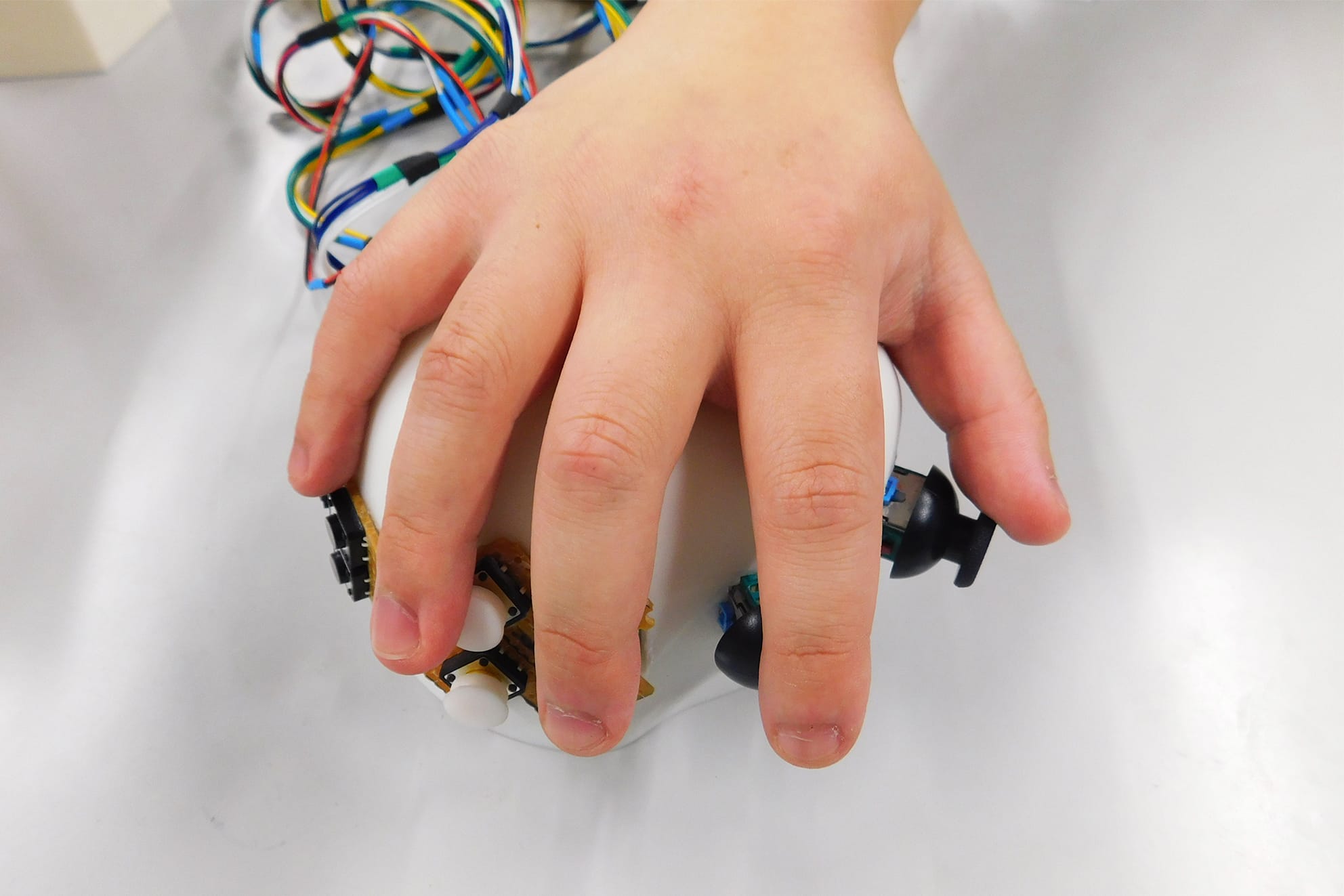 肢体不自由者でも操作可能なゲームコントローラの設計と機能検証