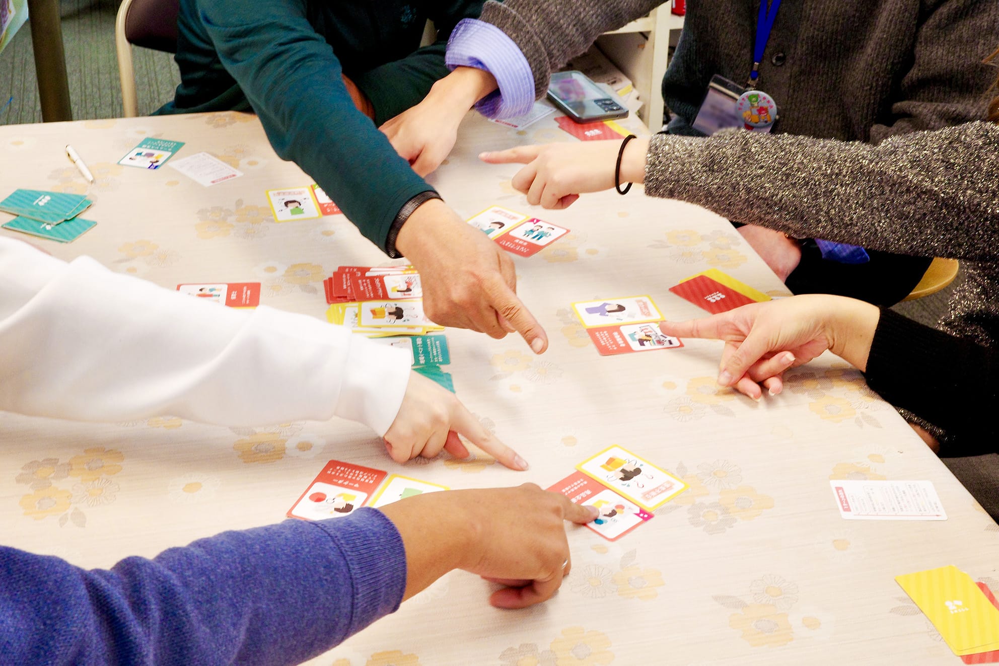 デザイン学生を地域コミュニティにつなぐカードゲーム『ボランティア！ なかまっちんぐ』