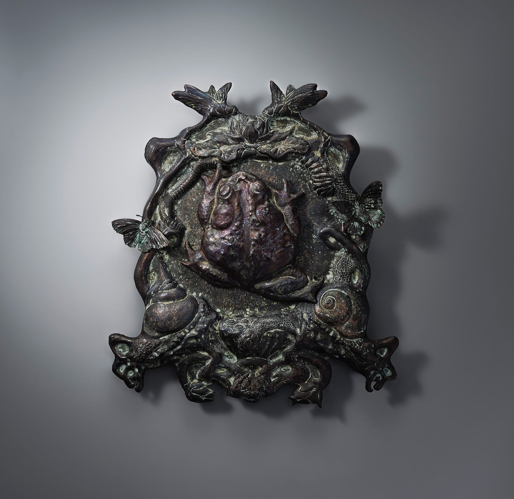 Frogcentrism －生態系の循環をテーマにした打ち出し技法による壁面装飾の制作－