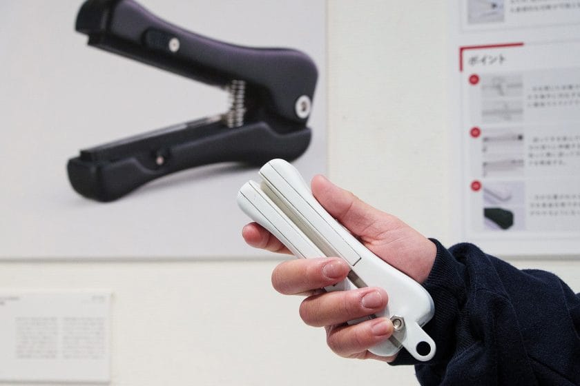 多忙化・身体的制約に対応する片手操作型「開封サポートツール」の提案