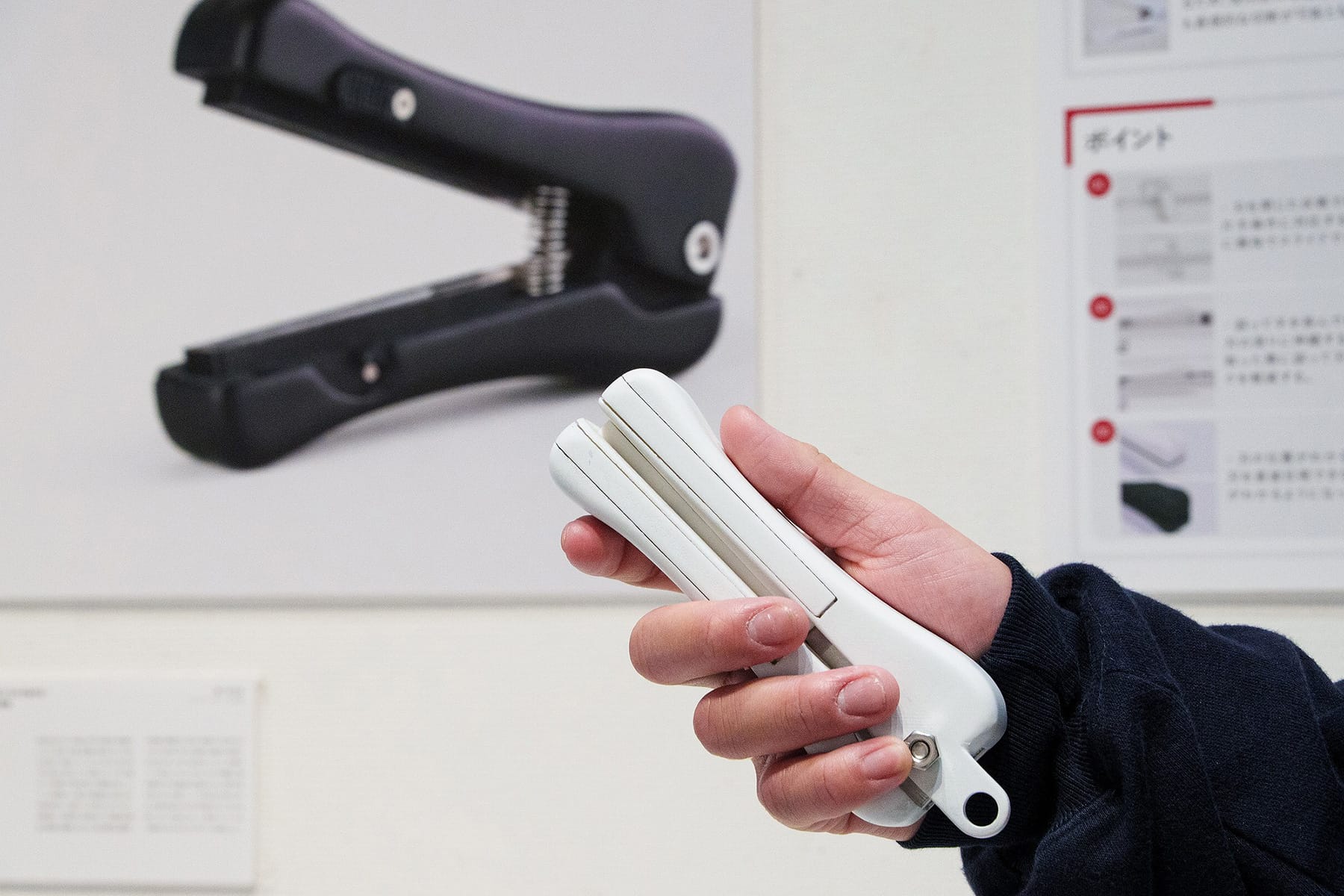 多忙化・身体的制約に対応する片手操作型「開封サポートツール」の提案