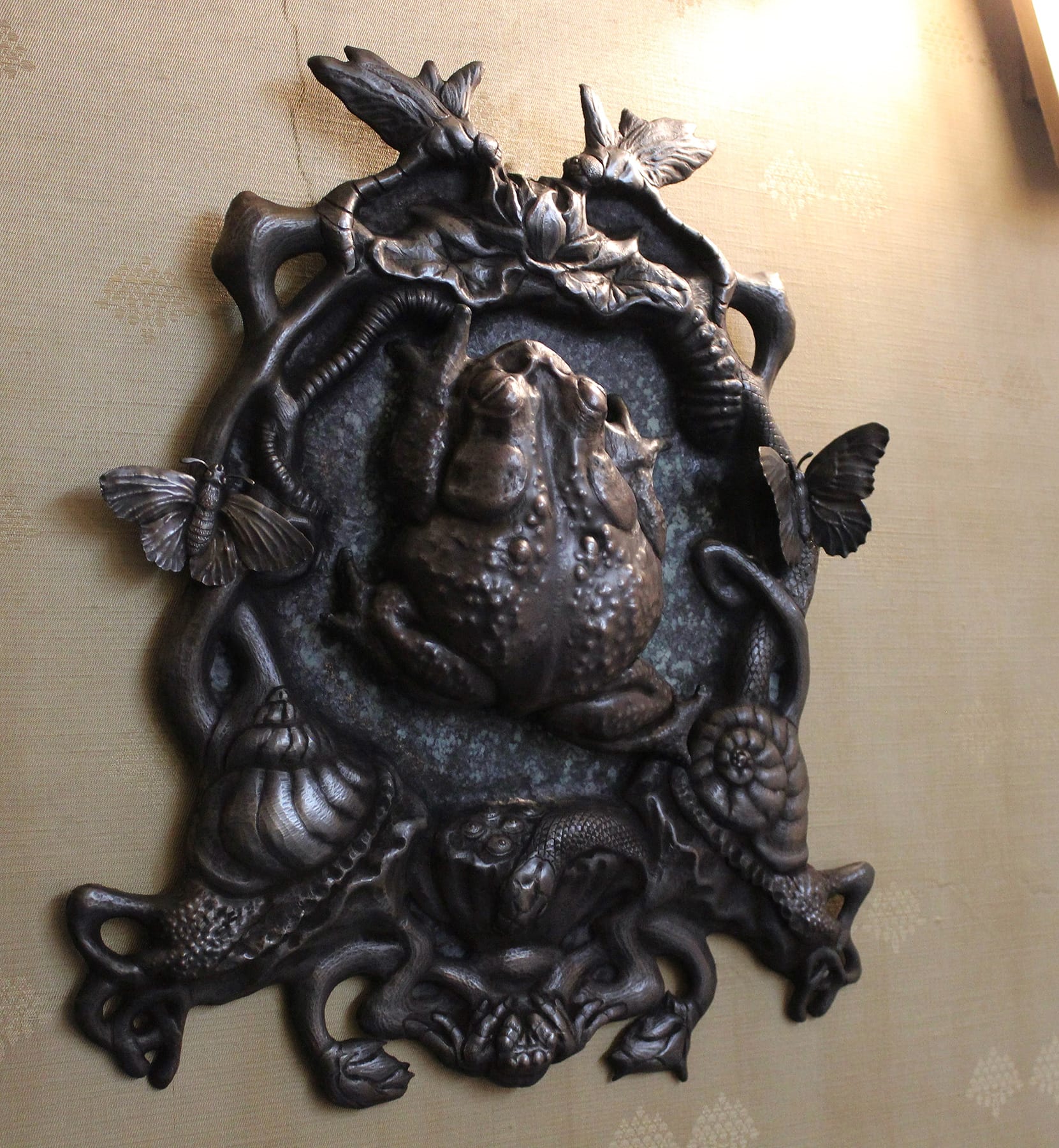 Frogcentrism －生態系の循環をテーマにした打ち出し技法による壁面装飾の制作－