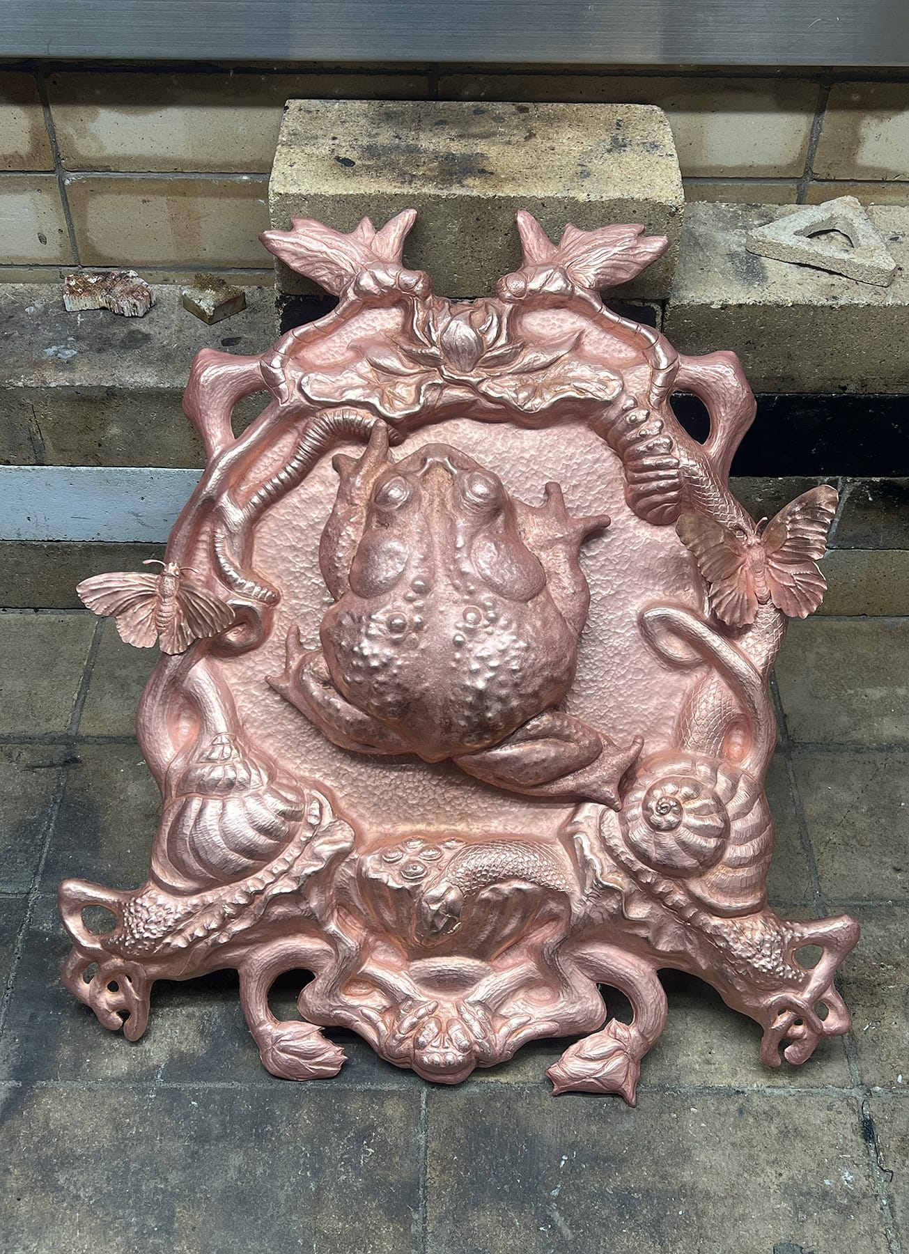 Frogcentrism －生態系の循環をテーマにした打ち出し技法による壁面装飾の制作－