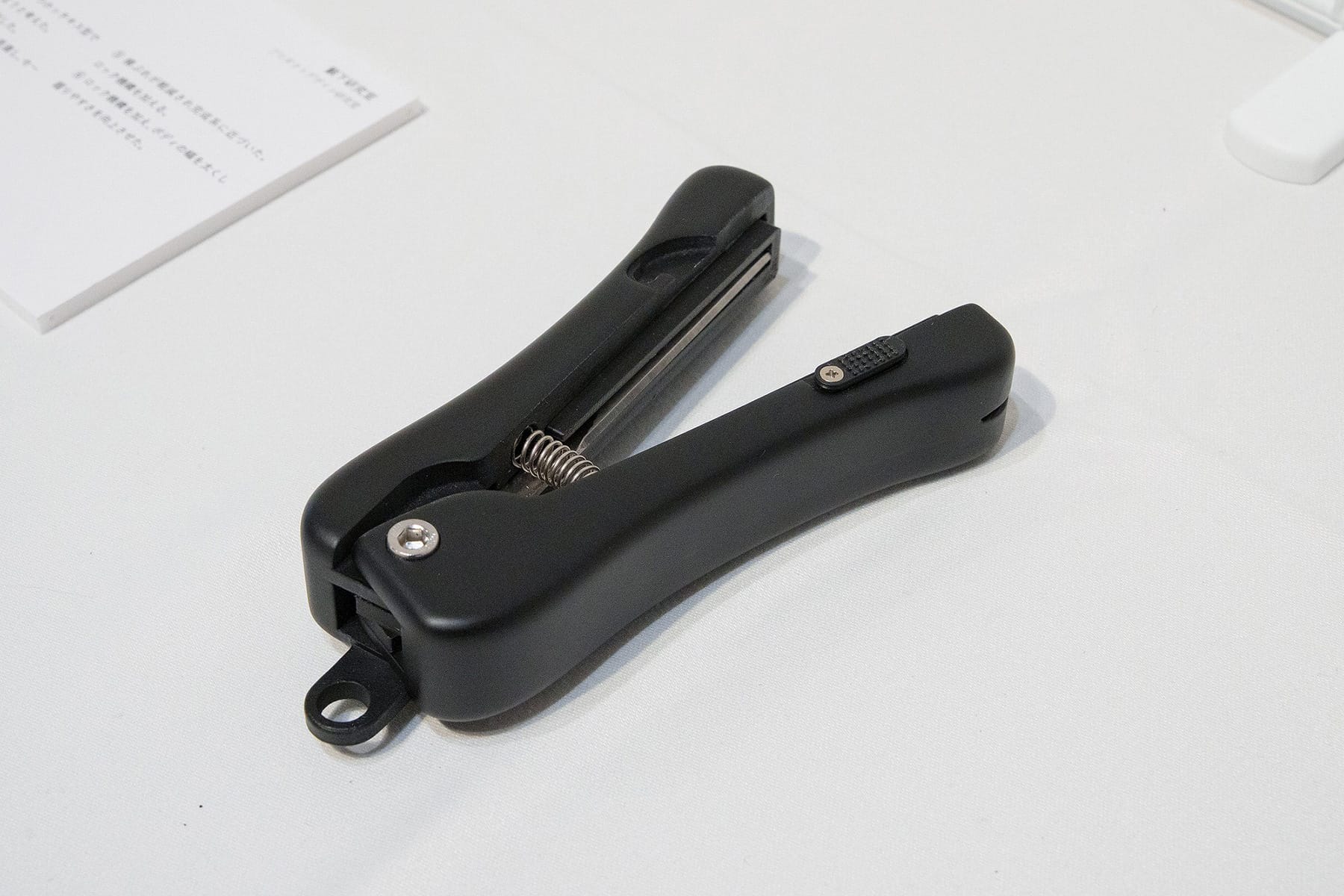 多忙化・身体的制約に対応する片手操作型「開封サポートツール」の提案