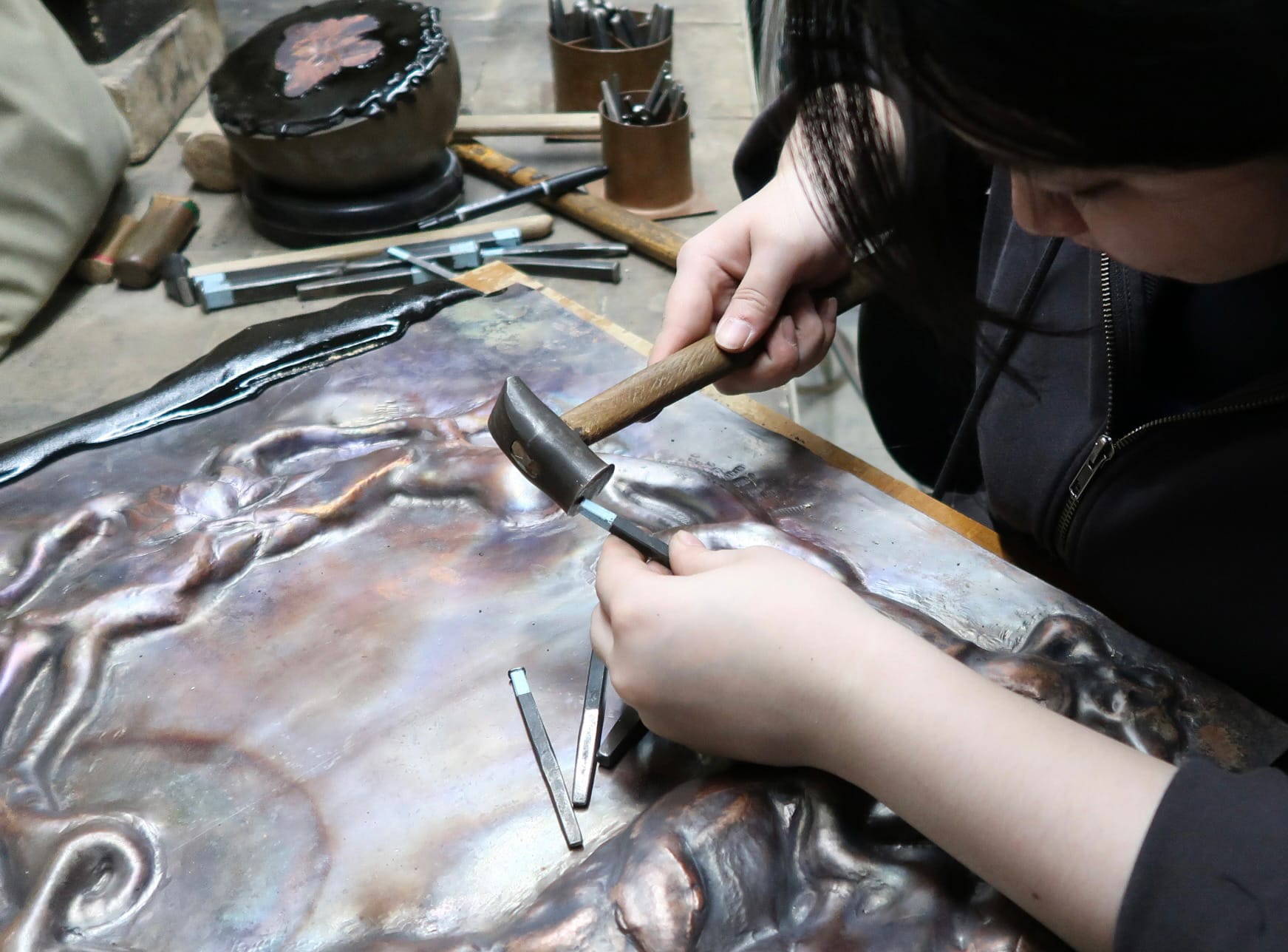 Frogcentrism －生態系の循環をテーマにした打ち出し技法による壁面装飾の制作－