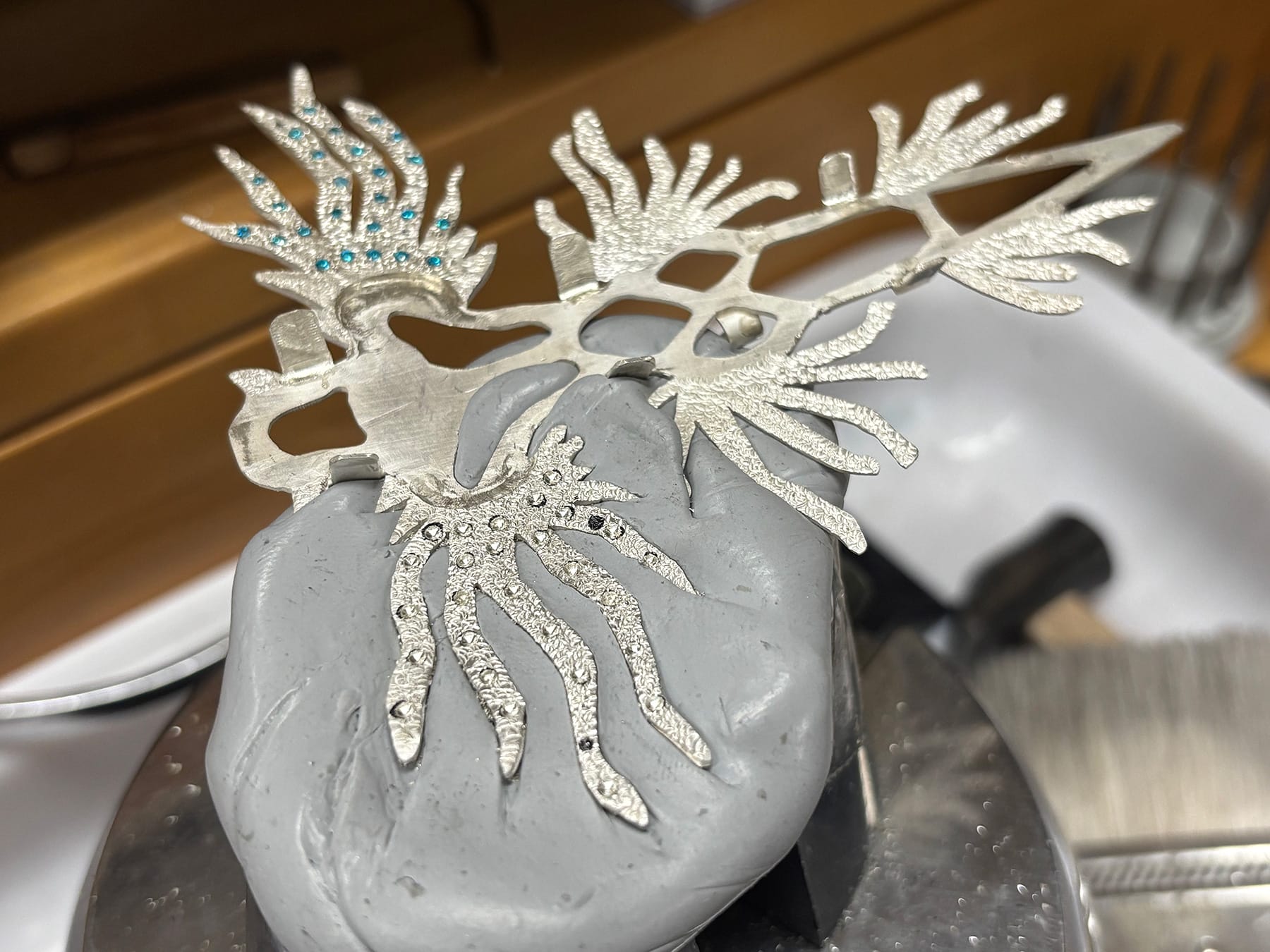 Couleurs ondoyantes －ウミウシをモチーフとした七宝によるジュエリーの制作－