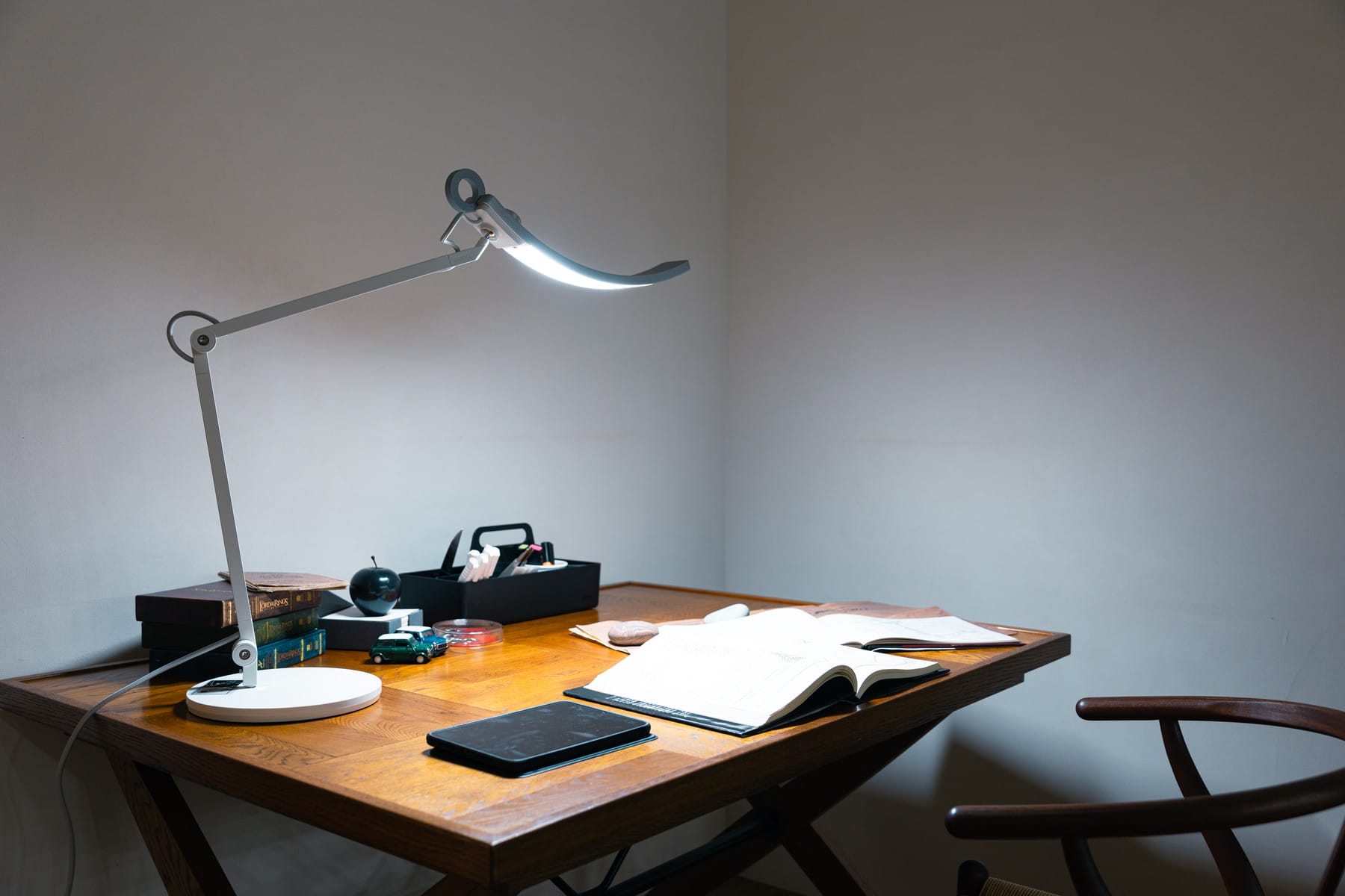 書籍やノートが広げられたテーブルの上を広範囲に照らす「WiT」