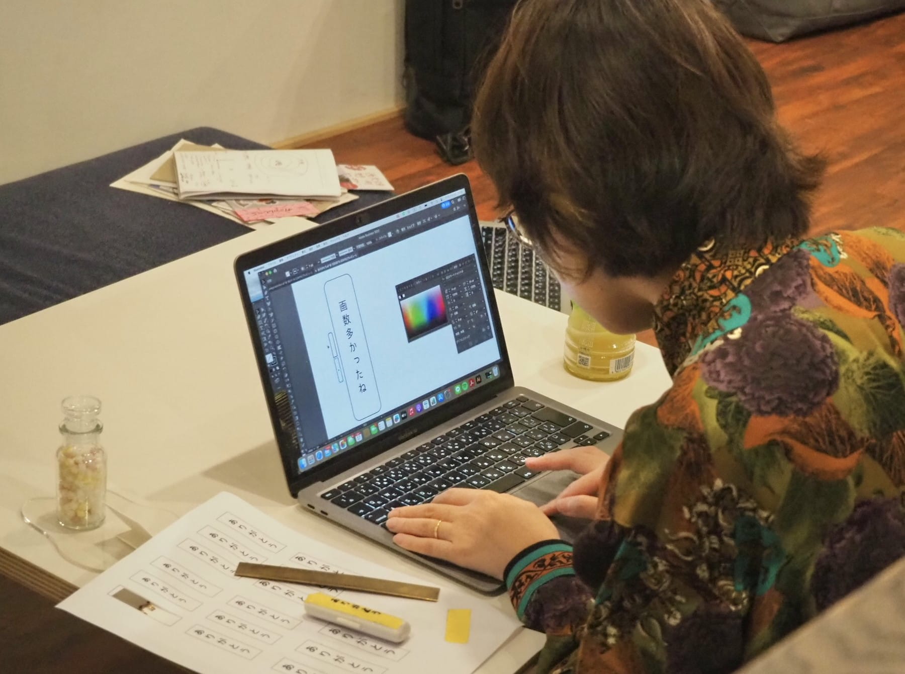 パソコンを使って制作を行う参加者